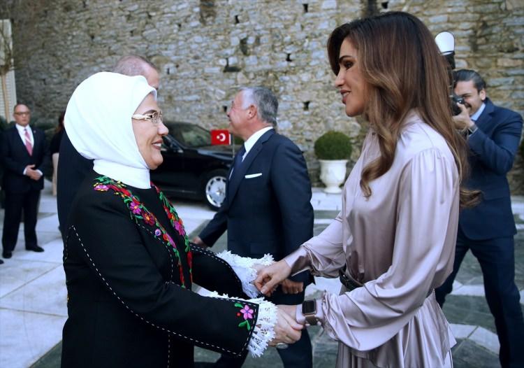 <p>Türkiye Cumhurbaşkanı Recep Tayyip Erdoğan'ın eşi Emine Erdoğan sosyal medya hesaplarından dün İstanbul'u ziyaret eden  Ürdün Kralı 2. Abdullah ve Kraliçe Rania el Abdullah ile olan fotoğraflarını paylaştı. </p>
