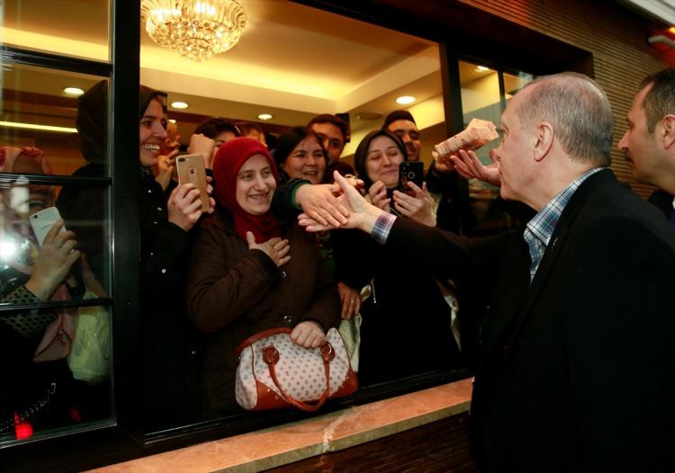 <p>Saat 16.30'da Tarihi Çınaraltı Çay Bahçesi'ne gelen Erdoğan burada vatandaşlarla sohbet etti.</p>
