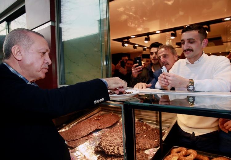 <p> Cumhurbaşkanına vatandaşın ilgisi yoğundu. Vatandaşlar Erdoğan ile birlikte fotoğraf çektirdi. Erdoğan'a Cumhurbaşkanlığı Sözcüsü İbrahim Kalın da eşlik etti.</p>
