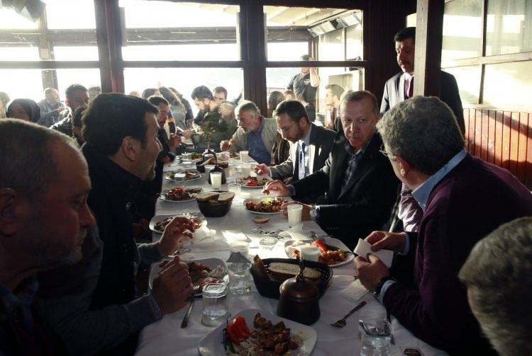 <p>Burada vatandaşlarla birlikte yemek yiyip çay içen Erdoğan daha sonra çocuklara oyuncak dağıttı.</p>
