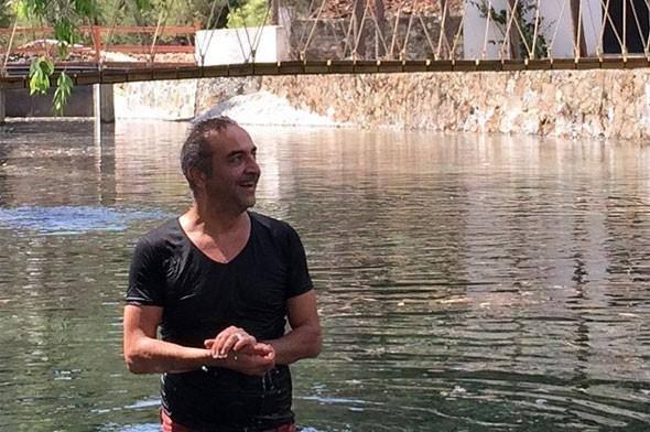 <div>Ekmeğini bile kendi yapan ünlü yönetmen, Köyceğiz’den İstanbul’a geldiğinde de çiftliğinde yetiştirdiği ürünleri tüketiyor.</div>

<div> </div>
