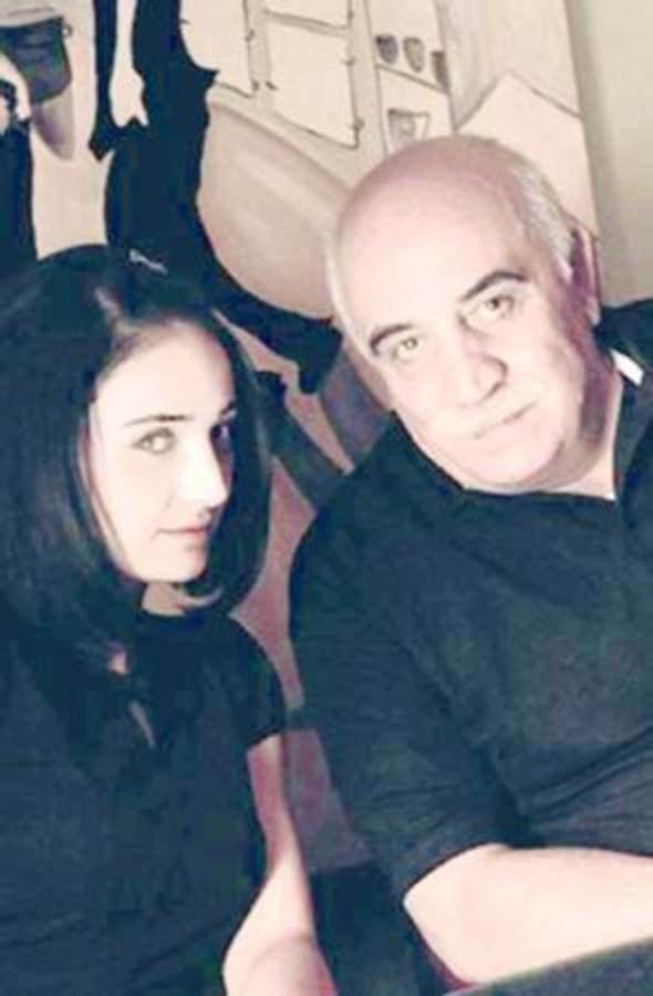 <div>Oyuncu Sönmez Atasoy'un kızı olan Fadik Sevin, "Bizim Evin Halleri" isimli dizi ile kariyer hayatına başladı.</div>
<div> </div>