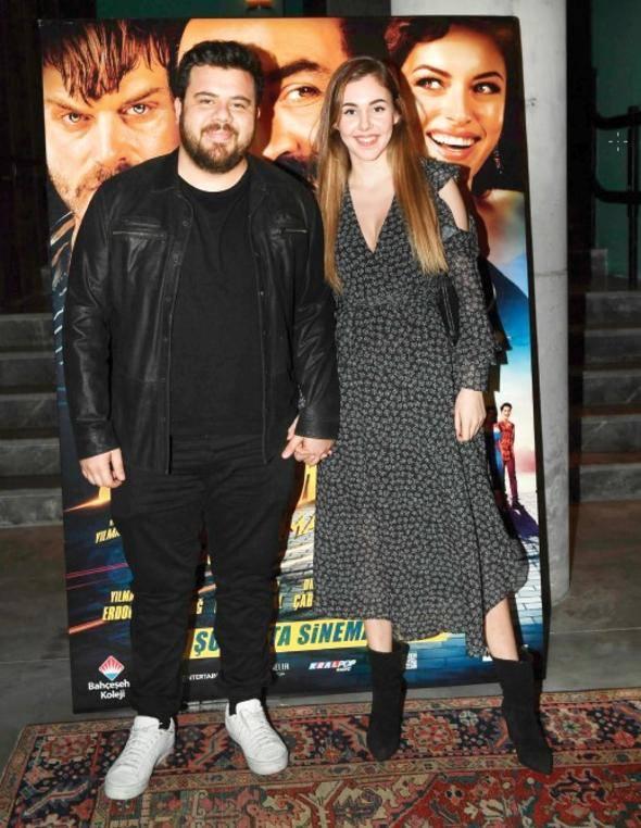 <p>Eser Yenenler ve sevgilisi</p>

<p> </p>

