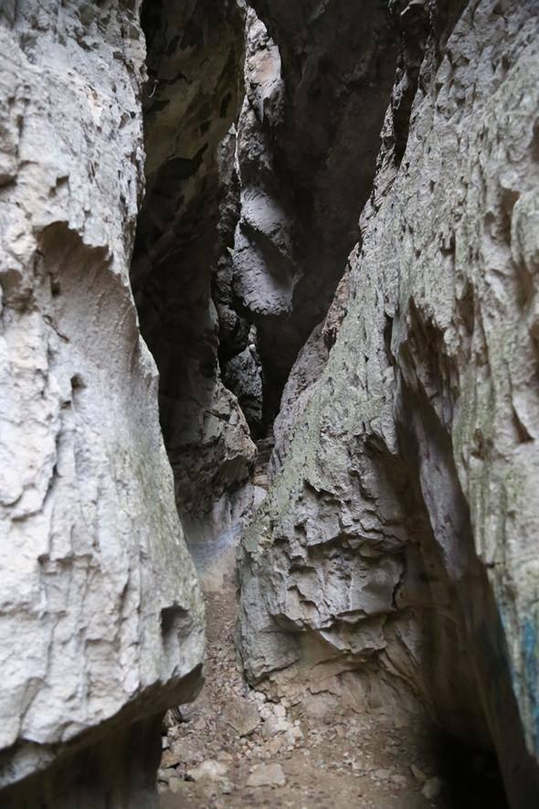 <p>Çalışmalarla kanyon sahasının birçok spor dalı için de tercih edilebileceğine işaret eden Albayrak, Karstik kayaçların yer kapladığı bu alanda mağaralar, oyuklar gibi birçok jeolojik oluşum görülüyor.</p>
<p> </p>