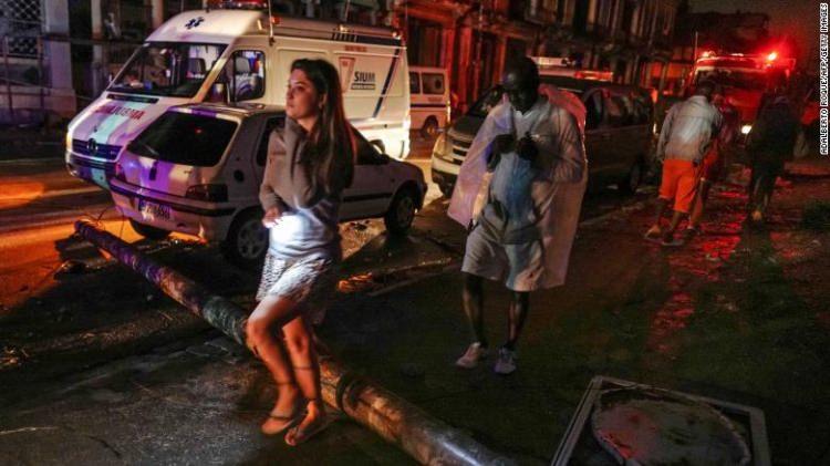 <p>Küba medyası ve Havana sakinleri, sosyal medyadan, kasırga nedeniyle  devrilen sokak lambalarının altında kalan araçların fotoğraflarını paylaştı.</p>
