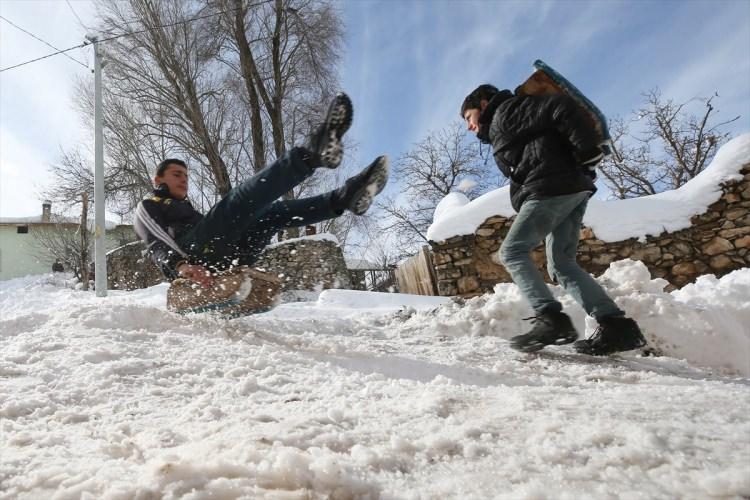 <p>İl&ccedil;enin İkizler Mahallesi'nde yarıyıl tatilini değerlendiren &ccedil;ocuklar, aile b&uuml;y&uuml;klerinin yardımı ile yaptıkları kızaklarını alarak karlı tepelere akın ediyor.</p>

<p>&nbsp;</p>

