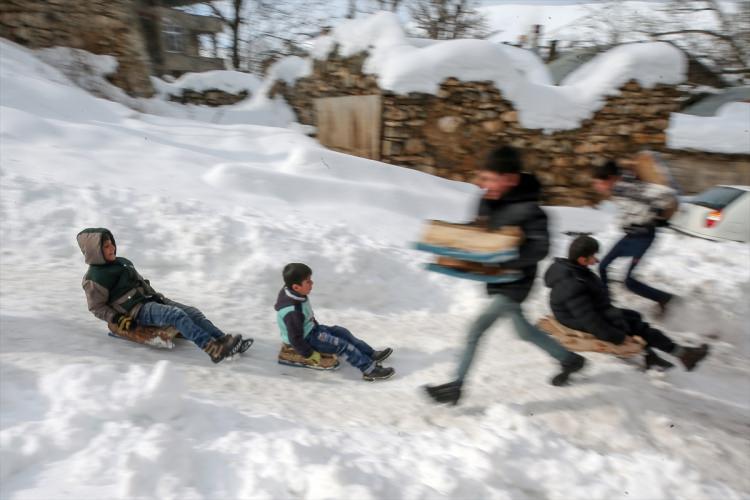 <p>Mahalle sakinleri ise hem &ccedil;ocukların bu mutlu anlarını izleyerek stres atıyor hem de kayakta başarılı olan &ccedil;ocuklar i&ccedil;in alkış &ccedil;alarak destek oluyor.</p>

<p>&nbsp;</p>
