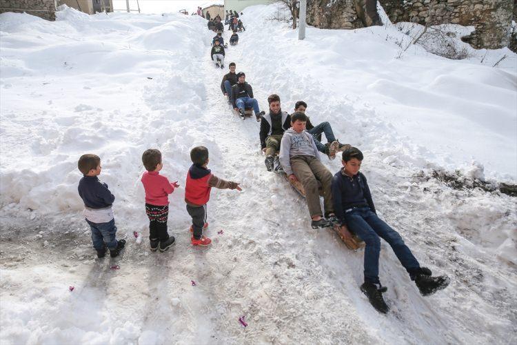 <p><strong>"TATİLİMİZİ G&Uuml;ZEL DEĞERLENDİRMEK AMACIYLA KAYAK YAPIYORUZ"</strong></p>

<p>Havanın g&uuml;zel olduğu her g&uuml;n kızakla kaydıklarını belirten Hazar, "Kızaklarımızı babalarımızın ve ağabeylerimizin yardımıyla tahta ve boru kullanarak yapıyoruz. Tatilimizi g&uuml;zel değerlendirmek amacıyla kayak yapıyoruz. B&ouml;ylelikle zamanımız &ccedil;ok keyifli ge&ccedil;iyor." dedi.</p>
