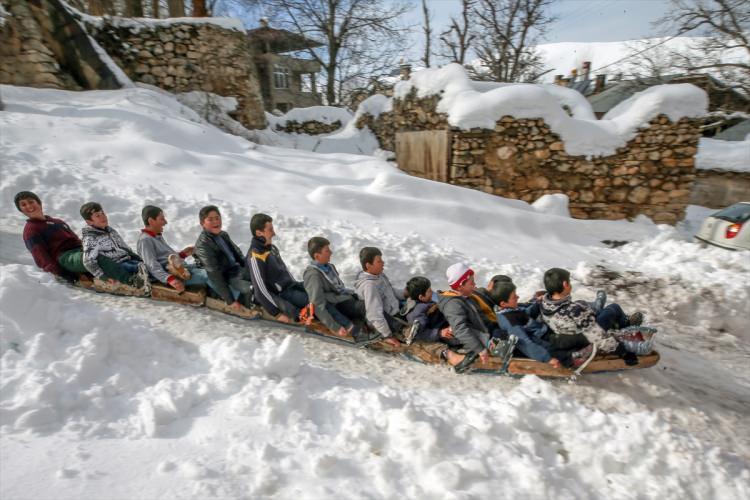 <p>Mahalle sakinlerinden Muhammed Şahin ise b&uuml;y&uuml;klerin, &ccedil;ocukların kızak keyfini izleyerek sevin&ccedil;lerine ortak olduğunu kaydetti.</p>

<p>&nbsp;</p>
