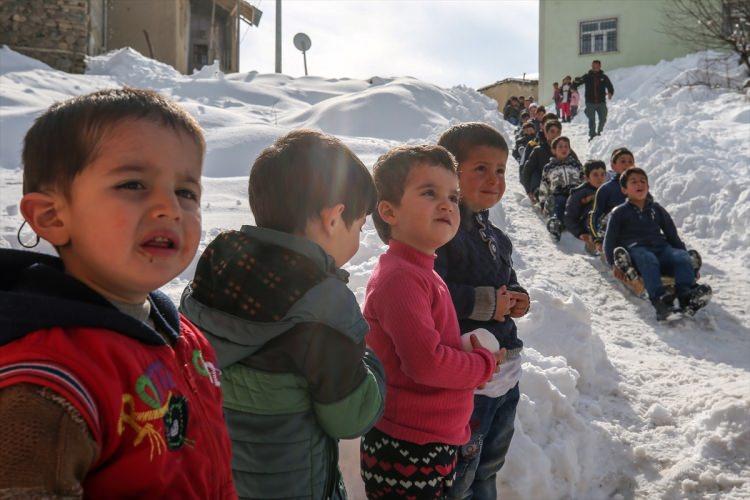 <p><strong>"ORTAYA &Ccedil;OK RENKLİ G&Ouml;R&Uuml;NT&Uuml;LER &Ccedil;IKIYOR"</strong></p>

<p>Bazen mahallede &ccedil;ektikleri videoları internete y&uuml;klediklerini ve &ccedil;ok ilgi &ccedil;ektiğini ifade eden Şahin, "Mahallede &ccedil;ocukların fazla sosyal aktivite imkanı bulunmuyor. Kayak yapan &ccedil;ocukların b&uuml;y&uuml;k kısmı &ouml;ğrenci. Kayak yaparak tatillerini en iyi şekilde değerlendirmeye &ccedil;alışıyorlar. Bazen b&uuml;y&uuml;klerde onlara eşlik ediyor. Ortaya &ccedil;ok renkli g&ouml;r&uuml;nt&uuml;ler &ccedil;ıkıyor" diye konuştu.</p>
