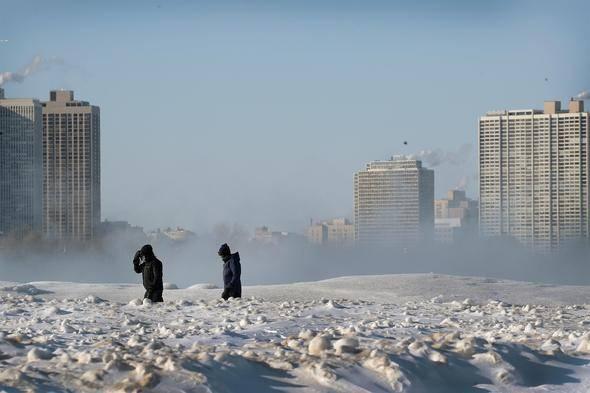 <p>Büyük Göller Bölgesi'nden New England'a kadar kar yağışı bekleniyor. Wisconsin eyaletinde 60 santimetre, Illinois'de de 15 santimetre kalınlığında kar yağışı bekleniyor.</p>

<p> </p>
