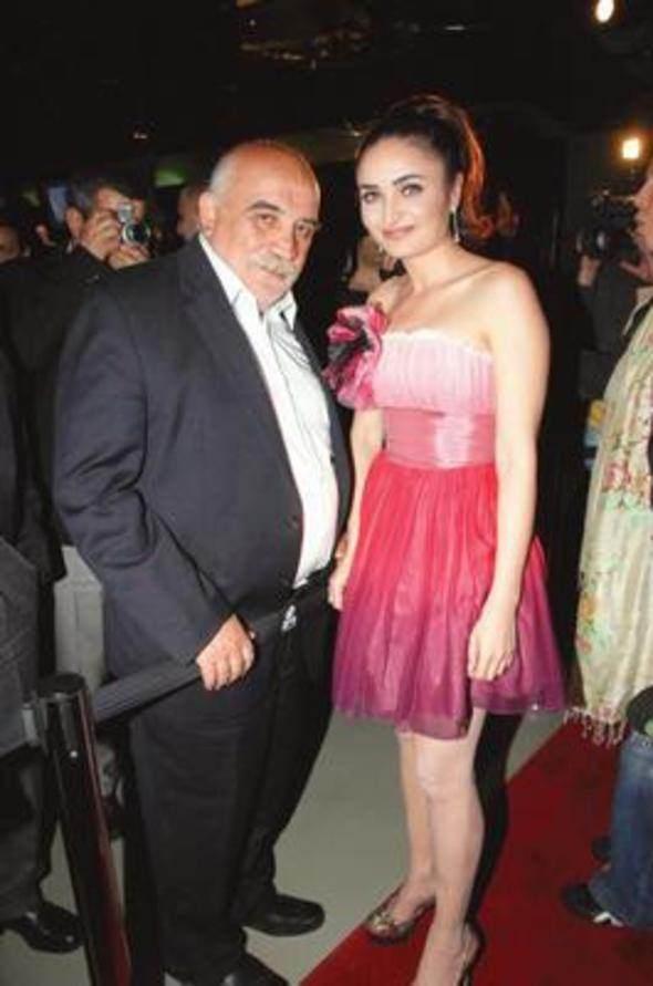 <div>Rol aldığı "Zeynep'in sekiz günü" isimli film yüzünden eleştirilere maruz kalan genç oyuncunun en büyük destekçisi meslektaş olduğu babasıydı...</div>
<div> </div>