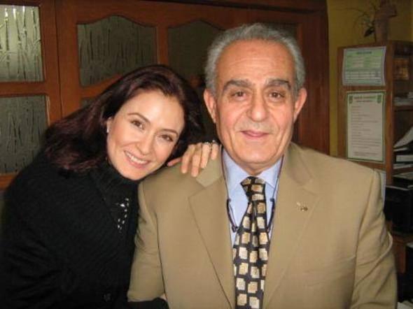 <div>"Son Yüzleşme" isimli dizide ilk kez babasıyla aynı sahneyi paylaşan Ceyda Düvenci duygularını `Bu bir oyuncu için onur verici bir durum. Babamla birlikte aynı dizide oynadığım için çok mutluyum` diyerek anlatmıştı.</div>
<div> </div>