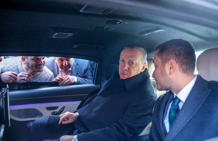 <p>Cumhurbaşkanı Erdoğan, kendisini ellerinde Türk bayrakları ile karşılayan minibüsçüler ve S.S. 19 Nolu Sarıyer İlçesi Motorlu Taşıyıcılar Kooperatifi Başkanı Hakan Akkaya'yı bir süre dinledi. Erdoğan, daha sonra Tarabya Köşkü'ne geçti.<br />
 </p>
