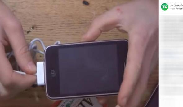 <p>Bu deneme için eski bir iPhone'unu kullanıyor Roman...</p>
<p> </p>