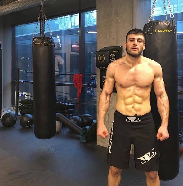 <p><strong>YUSUF KARAKAYA</strong><br />
Elazığ’dan katılan Survivor 2019 Türkiye Yunanistan yarışmacısı 24 yaşındaki Yusuf Karakaya profesyonel kick boksçu. 14 yaşından beri sporla uğraşıyor, uluslararası ve Türkiye geneli amatör başarıları var.</p>
<p> </p>