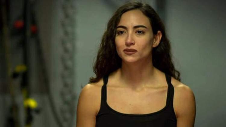 <p><strong>ECE ONARAN</strong><br />
29 yaşındaki Ecem İzmirlidir. Spor eğitmenliği yapıyor. Ecem Onaran kendisini şöyle anlatıyor; 8 yaşında beden eğitimi öğretmenim sayesinde spora başladım. Yıllar boyunca Fenerbahçe adına yarıştım. Survivor benim için çok önemli. Belli bir yaşta atletizmi bırakmak zorunda kaldım. Yeniden parkura dönmek ve rekabeti hissetmek benim için önemli. Açlık beni zorlamaz. Mental olarak zaten çok güçlüyüm. Bunun beni zorlayacağına inanmıyorum. </p>
