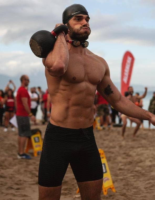 <p><strong>ATAKAN IŞIKTUTAN</strong><br />
Atakan Işıktutan, 24 yaşındadır ve Rizelidir. Daha önce yüzücülük ve basketbol ile uğraştı.. Crosfit şampiyonasında birinci oldu ve kürek şampiyonasında da 2. oldu.</p>
