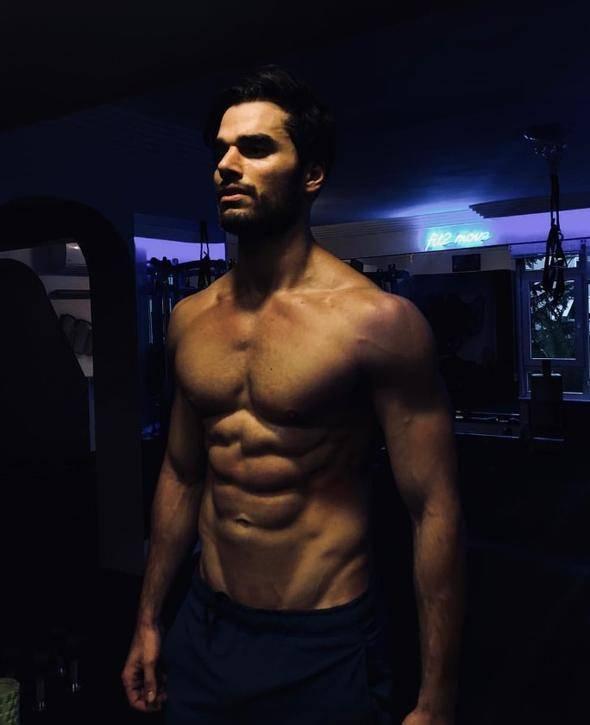 <p>Atakan Işıktutan Survivor 2019 tanıtımında kendisini şöyle anlatıyor ; Güçlüyüm, hırslıyım. Her zaman daha iyisini yapmak için sınırlarımı zorladım. Orası dünyanın en zor yarışması. Ama benim düşüncem en gurur verici yarışma. Ben de bu gururu yaşamak ve aileme yaşatmak istiyorum. O kupayı almak istiyorum. İnsan ilişkilerim, saygım ve yaşamımla başarılı olabileceğimi düşünüyorum.</p>
<p> </p>