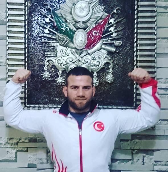 <p>Yarışmanın tanıtım videosunda kendini anlatan Okay Köksal, 7 yaşında güreşe başladığını ve bu sporda başarılar elde ettiğini ifade ediyor. Yurt dışı turnuvalarında birincilikler aldığını vurgulayan Okay Köksal, Survivor adasında soğukkanlı olacağını ve sportmenlikten ödün vermeyeceğini iddia ediyor.</p>
