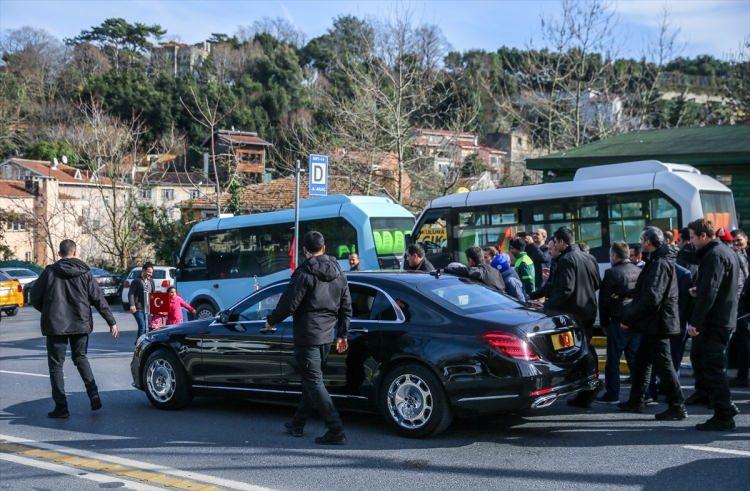 <p>Cumhurbaşkanı Recep Tayyip Erdoğan, İsrail Parlamentosundaki Arap milletvekilleri ile beraberindeki heyeti kabul etmek üzere Kısıklı'daki konutundan Tarabya Köşkü'ne geçerken minibüs durağında aracını durdurdu.<br />
 </p>
