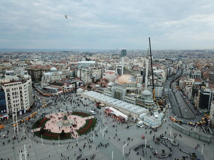 <p>Taksim Meydanında yapımı devam eden caminin iki minaresinden birinin külahı bölümü yerine konuldu.</p>
