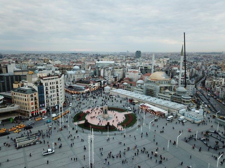 <p>Külahın takılması anlarını ilgiyle izleyen vatandaşlar, o anları cep telefonlarıyla görütüledi.</p>

<p> </p>
