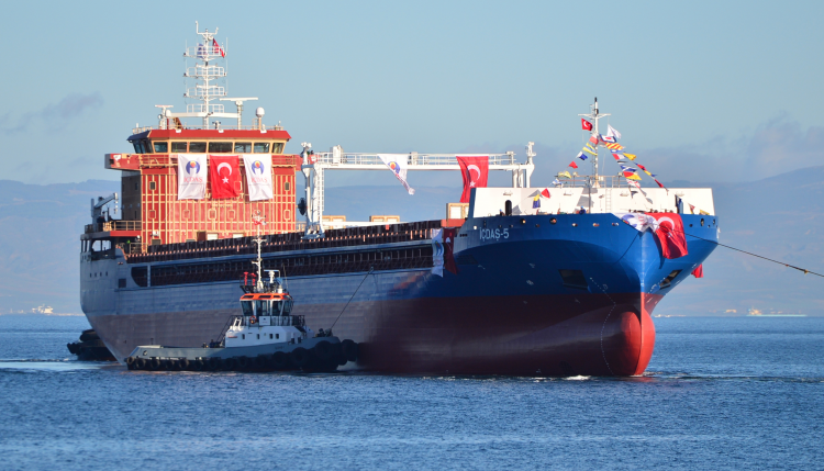 <p>Son olarak iç tefşirat ve elektronik dizayn çalışmaları kalan gemi için şirket yöneticilerinin de katılımıyla düzenlenen törende kurban kesildi, dua edildi. Ardından "Vira Bismillah" denilerek geminin suya indirme işlemi yapıldı.</p>