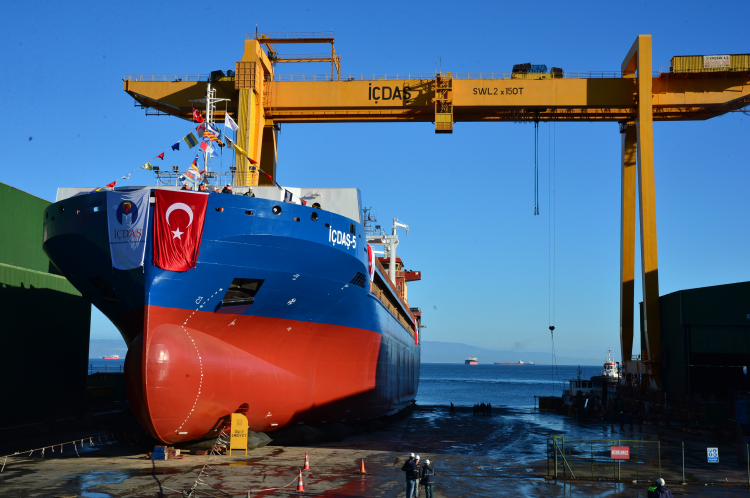 <p>Yaklaşık 15 ayda tamamlanan ve genel kargo sınıfında görev yapacak 150 metre boyundaki İÇDAŞ-5'in, 15 bin DWT yük taşıma kapasitesi bulunuyor. 10 bin groston ağırlığındaki geminin makinesi ise yaklaşık 5 bin beygir gücünde.</p>