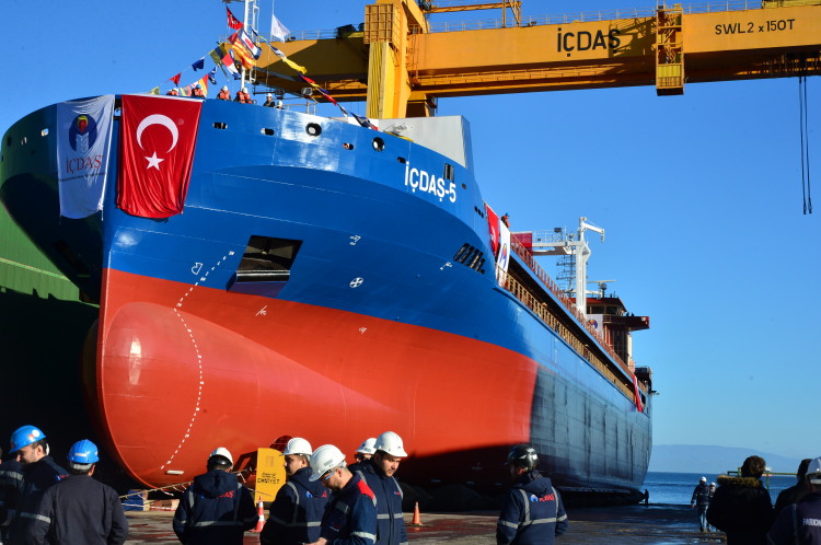 <p>Geliştirilen teknolojiyle daha uzun seyir mesafesine gidip daha az yakıt sarfiyatı yapabilen gemi, Uluslararası Denizcilik Örgütü (IMO) gereklilikleri doğrultusunda "TIER III" standartlarında nitrojen oksit salınımı, Balast Suyu Arıtma Sistemi bakımından uluslararası kurallara uygun ekipmanlarla donatıldı.</p>