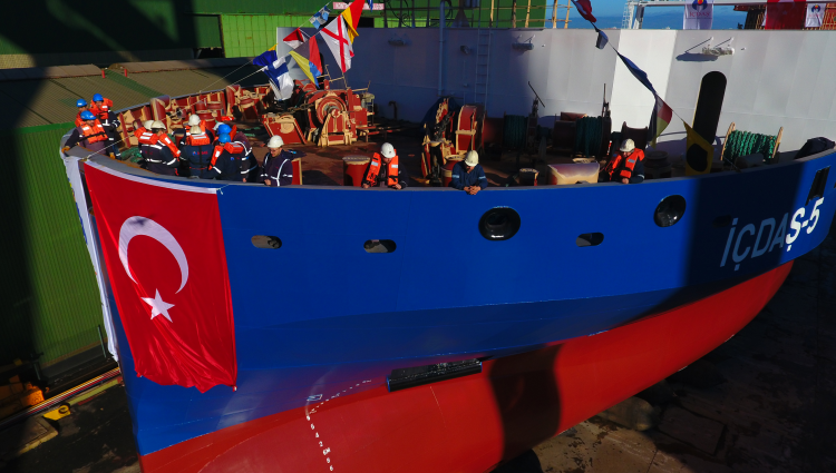 <p><strong>Uçak gemisi üretimi için dev kuru havuz çalışmaları sürüyor </strong></p>
<p>İÇDAŞ, Çanakkale'deki tersanelerinde üretilen gemilerde yüksek standartlar kullanıyor. Sofistike ve son teknolojiyle donatılan gemi grubunda paslanmaz kimyasal tankerler 110 metre boyunda ve 18 metre genişliğinde ölçülere sahip. 14 ayda tamamlanan ve Almanya'daki bir firmaya ihraç edilen "İÇDAŞ-29" isimli tanker, özellikleriyle armatörler tarafından yoğun ilgi görüyor.</p>
<p>Firmanın göz bebeği konumundaki ekonomik genel kargo gemileri ise filonun yenilenen modern, ekonomik ve çevreci yüzü olarak tanınıyor.</p>
