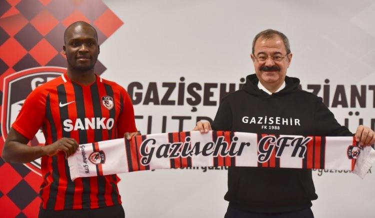 <p>Moussa Sow<br />
<br />
Yeni takımı: Gazişehir Gaziantep<br />
Eski Takımı: Shabab Dubai<br />
Mevkiisi: Forvet <br />
Bonservisi: -</p>