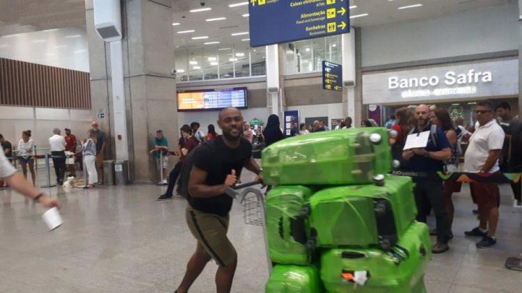 <p>Vagner Love<br />
<br />
Yeni takımı: Corinthians<br />
Eski Takımı: Beşiktaş</p>