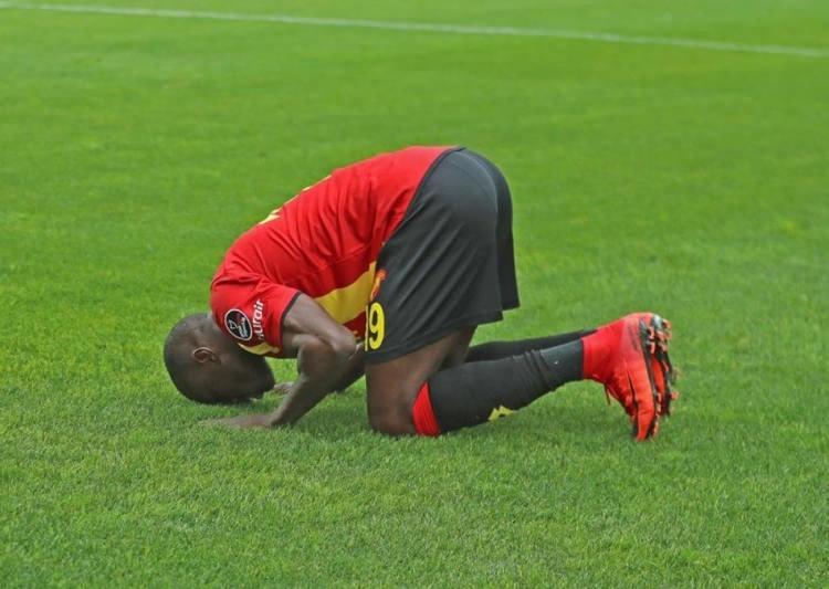 <p>Demba Ba<br />
<br />
Yeni takımı: Başakşehir<br />
Eski Takımı: Shanghai Shenhua<br />
Mevkiisi: Forvet <br />
Bonservisi: Kiralık</p>
