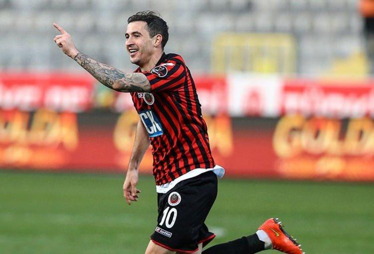 <p>Bogdan Stancu<br />
<br />
Yeni Takımı: Gençlerbirliği<br />
Eski Takımı: Bursaspor<br />
Mevkisi: Forvet<br />
Bonservis: -</p>
