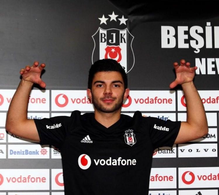 <p>Muhayer Oktay<br />
<br />
Yeni takımı: Beşiktaş<br />
Eski takımı: Fortuna Düsseldorf<br />
Mevkiisi:  Orta saha</p>
