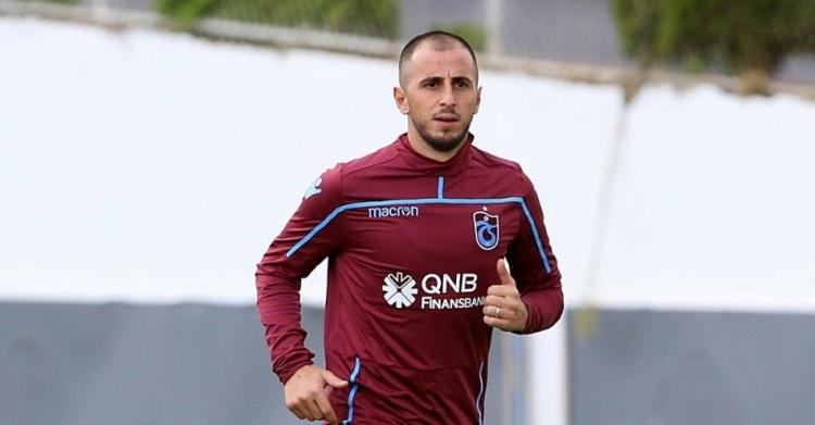 <p>Zeki Yavru<br />
<br />
Yeni takımı: Akhisarspor<br />
Eski takımı: Trabzonspor<br />
Mevkiisi: Sağ Bek</p>
