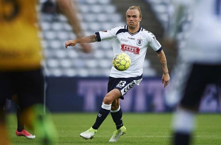 <p>Pierre Kanstrup<br />
<br />
Yeni takımı: BB. Erzurumspor<br />
Eski takımı: Aarhus<br />
Mevkiisi: Stoper</p>
