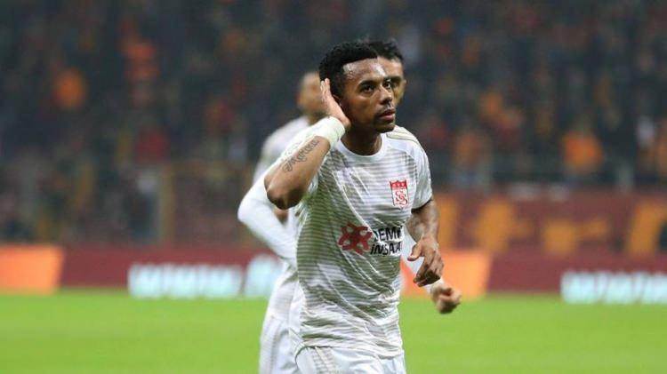 <p>Robinho<br />
<br />
Yeni Takımı: Medipol Başakşehir<br />
Eski Takımı: Demir Grup Sivasspor<br />
Mevkiisi: Forvet</p>