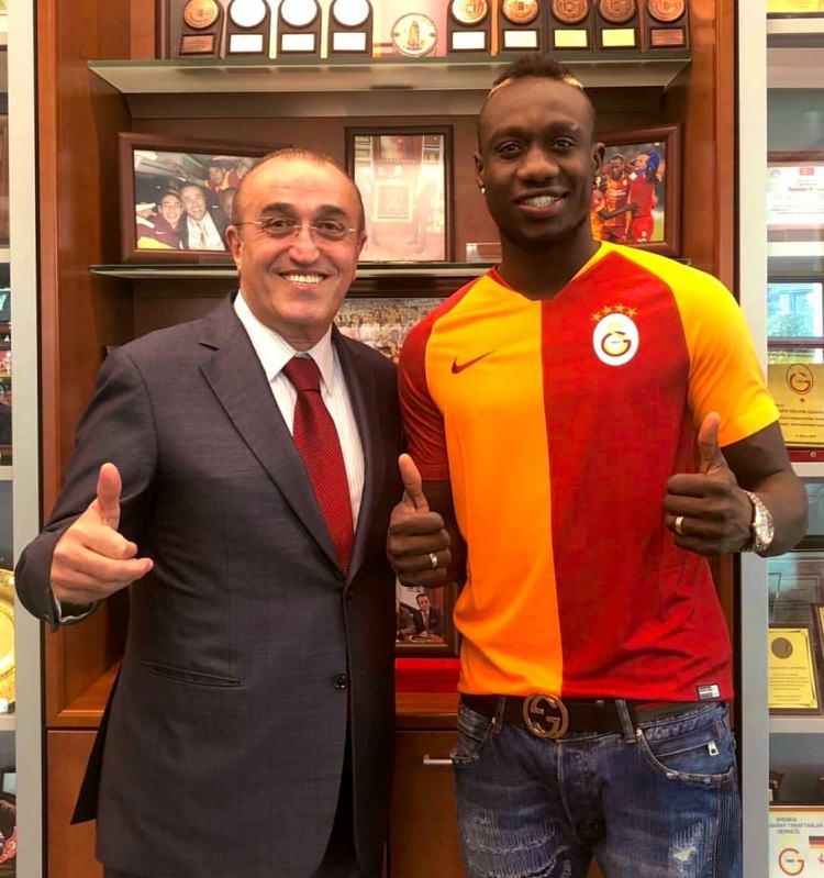 <p>MBAYE DIAGNE<br />
<br />
<strong>Yeni takımı:</strong> Galatasaray<br />
<strong>Eski Takımı:</strong> Kasımpaşa<br />
<strong>Mevkiisi:</strong> Forvet<br />
<strong>Bonservisi: </strong>10 milyon Euro</p>
