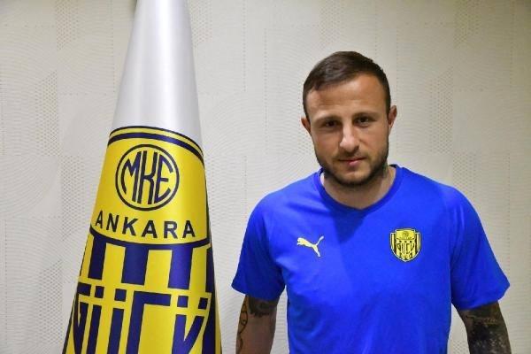 <p> Aydın Karabulut<br />
<br />
Yeni takımı:  Ankaragücü<br />
Eski Takımı:  Demir Grup Sivasspor<br />
Mevkiisi: Orta saha</p>
