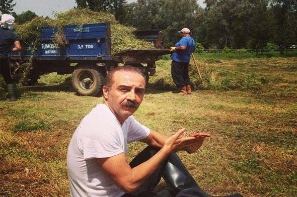 <div>Yılmaz Erdoğan birçok kişinin hayali olan organik yaşamı gerçeğe dönüştürdü. Vejetaryenlikten veganlığa geçiş yapan sanatçı, artık çiftliğinde bizzat yetiştirdiği doğal ürünlerle besleniyor.</div>

<div> </div>
