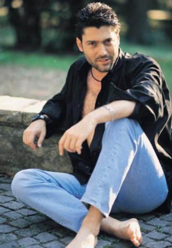 <div><strong>GÖKHAN - GÖRSEL ARSOY</strong></div>
<div> </div>
<div>90'lı yılların başarılı jönlerinden olan Gökhan Arsoy, Yeşilçam'ın sayılı yakışıklılarından Göksel Arsoy'un oğlu.</div>