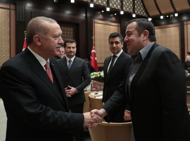 <p>Türkiye Cumhurbaşkanı Recep Tayyip Erdoğan, Cumhurbaşkanlığı Külliyesi'nde sinema sektörü temsilcilerini kabul etti.</p>
