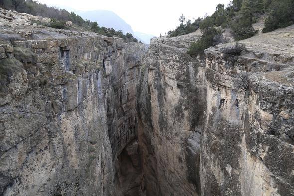 <p>Ardanuç ilçesinde, 2,5 kilometre uzunluğu, 200 metre yüksekliği ve 70 metre genişliği ile Türkiye'nin en büyük kanyonlarından olan Cehennem Deresi Kanyonu’nun turizme açılması için Ardanuç Kaymakamlığı ile İl Kültür ve Turizm Müdürlüğü’nce ’Cehennem deresinde cennet yaşanıyor’ adı verilen proje hazırlandı.</p>
