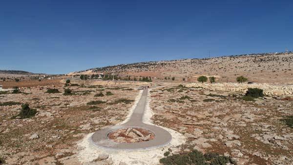 <p>Bugüne kadar müzelerinin yanı sıra gastronomi alanındaki gücüyle yerli ve yabancı turistlerin ilgisini çeken Gaziantep, tonlarca ağırlıklı dev kayalardan oluşan ve Tunç döneminden kalan dolmen mezarlarını turistlerin ziyaretine açıyor.</p>
