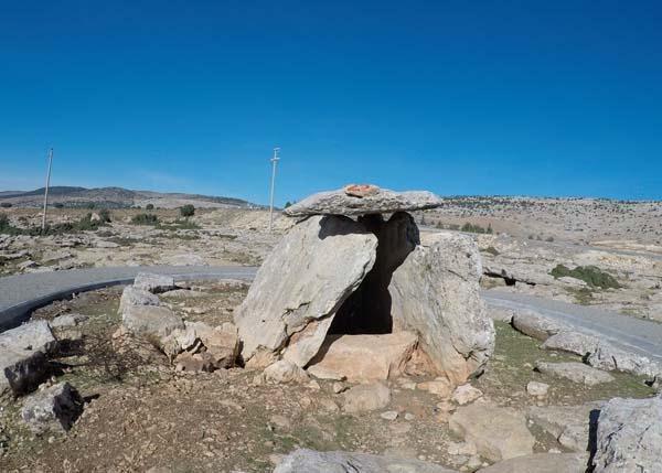 <p>Çalışmalar kapsamında Yavuzeli-Araban Karayolu'nda tespit edilen dolmen mezarlarının koruma altına alındığını ve çevre düzenlemelerinin yapıldığını anlatan Gürsel, şunları kaydetti:</p>