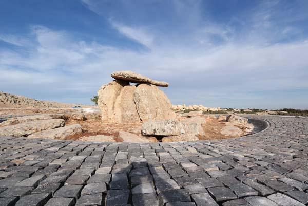 <p><strong>TUNÇ DÖNEMİNDE KALMA</strong></p>
<p>Gürsel, dolmen mezarlarının turizme kazandırılmasının Gaziantep'teki turizm altyapısını güçlendirmek açısından çok önemli bir çalışma olarak nitelendirilebileceğini dile getirerek, şöyle devam etti:</p>