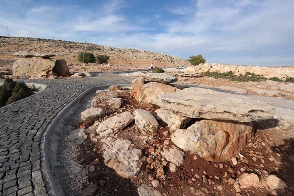 <p>"Dolmen mezarlarının olduğu bölgede henüz herhangi bir arkeolojik çalışma yapılmamış durumda. Bu da bizim eserlerin tarihi bilgisini tespitini zayıflatıyor. Ancak kesin tarihi belirleyememekle birlikte civardaki diğer dolmenleri incelediğimizde ortaya çıkan sonuca göre Gaziantep'teki dolmen mezarlarının Tunç Dönemi'ne denk geldiğini ve milattan önce 3 bin ila bin 200'lü yıllardan kalma olduğunu söyleyebiliriz. Yapacağımız girişimlerle bölgede kazı çalışmalarını da sağlayıp kesin tarihin belirlenmesini de arzuluyoruz."</p>