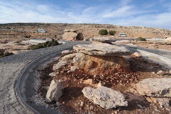 <p>Gaziantep'teki eserlerin daire çapının 10 metre olduğunu ve 5 büyük kaya taşlarından oluştuğunu ifade eden Gürsel, Gaziantep'te daha önce bu tip eserler üzerinde yapılan ilk çalışmayı hayata geçirdikleri için de yaşadıkları mutluluğu dile getirdi.</p>